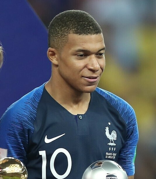 Kylian Mbappe w koszulce reprezentacji Francji 2018