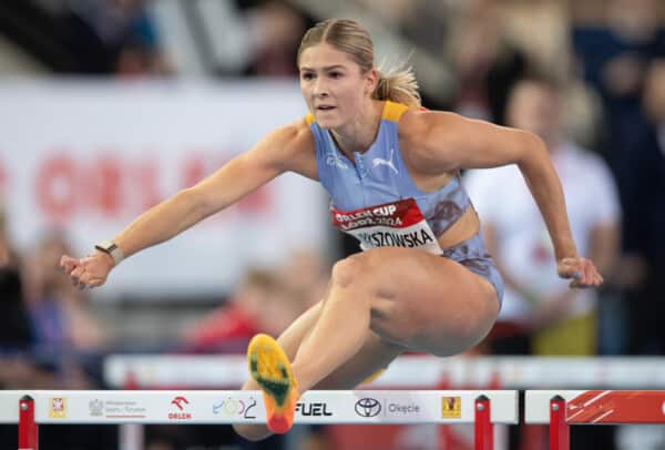 Pia Skrzyszowska podczas Orlen Cup Łódź w trakcie zawodów przeskakuje przez płotki