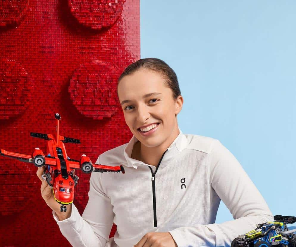 Iga Świątek z samolotem z klocków LEGO – partnerstwo marketingowe. Połączenie świata sportu i klocków