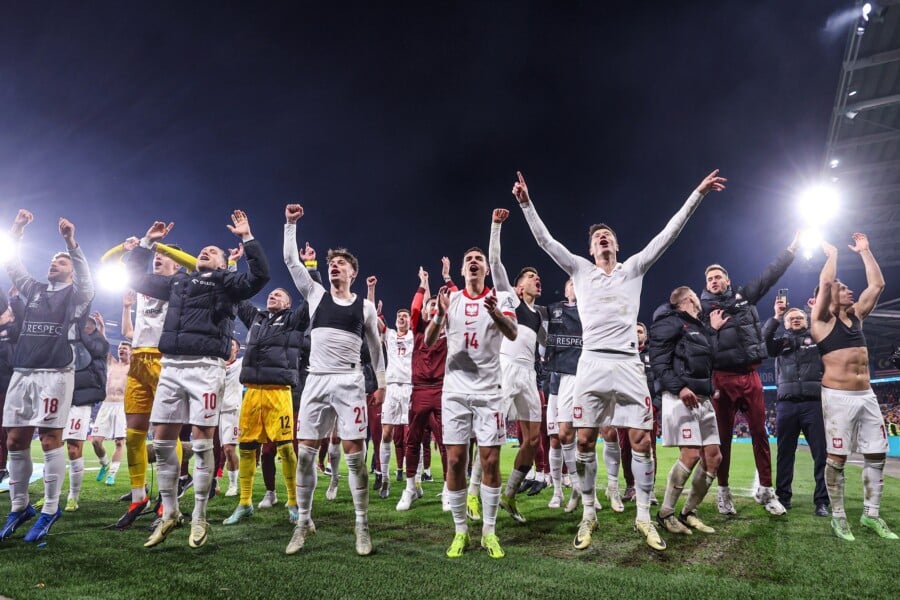 Reprezentacja Polski w piłce nożnej świętuje awans na Euro 2024 na murawie stadionu w Cardiff City.