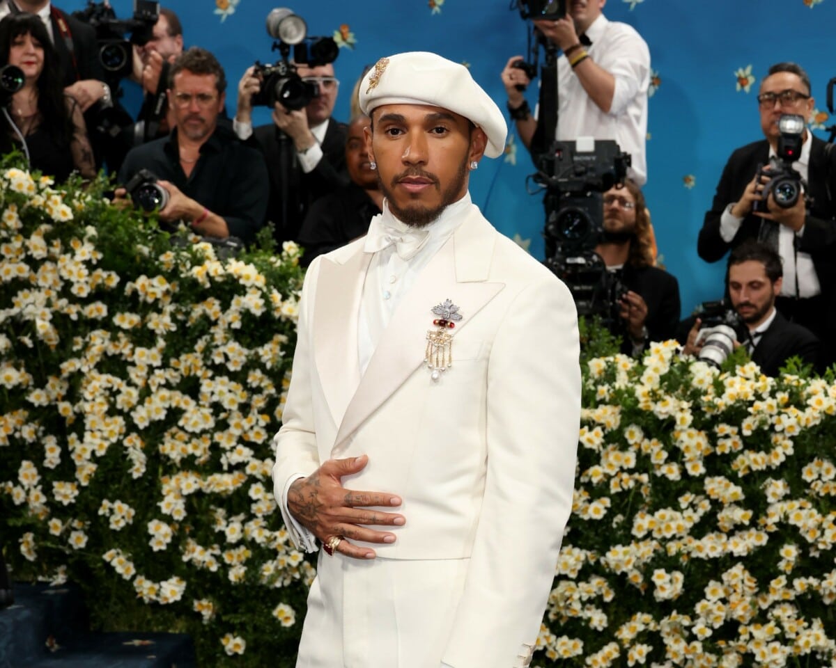 Lewis Hamilton na Met Gala 2025: czarny styl w najlepszym wydaniu.