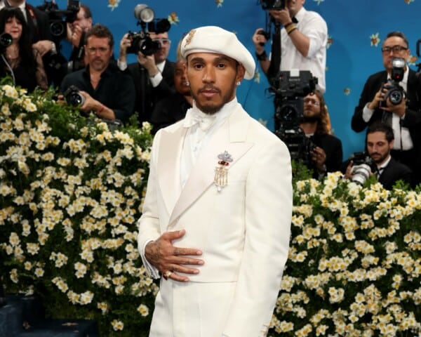 Lewis Hamilton na Met Gala 2025: czarny styl w najlepszym wydaniu.