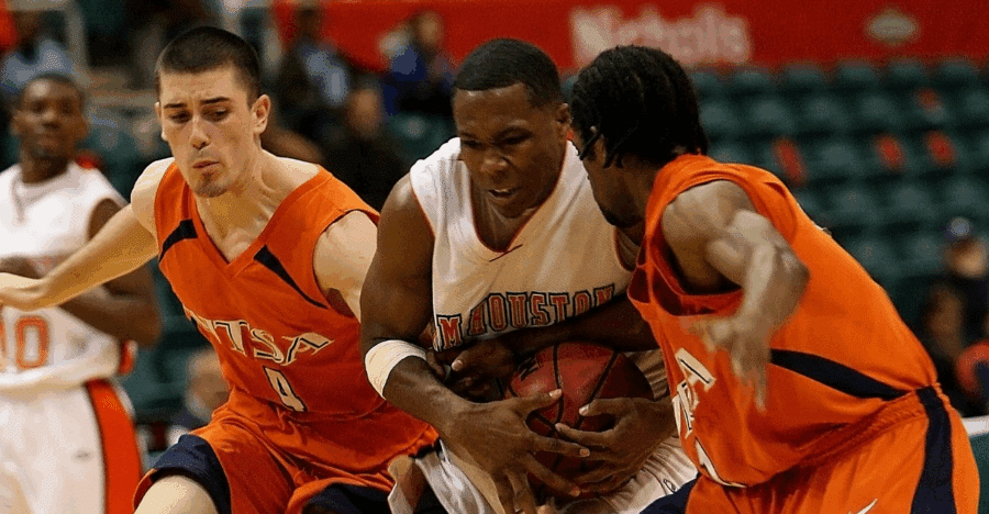 Zawodnicy Sam Houston i UTSA rywalizują o piłkę podczas emocjonującego meczu NCAA.