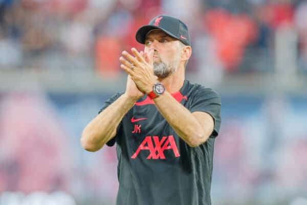 Jurgen Klopp w stroju Liverpool FC bije brawo na stadionie podczas meczu piłkarskiego