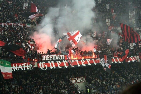 Żywiołowy doping kibiców AC Milan na trybunach San Siro