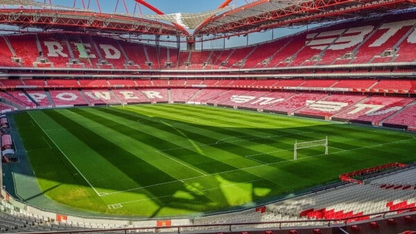 Widok na Estadio da Luz stadion Benfica z pustymi trybunami i murawa