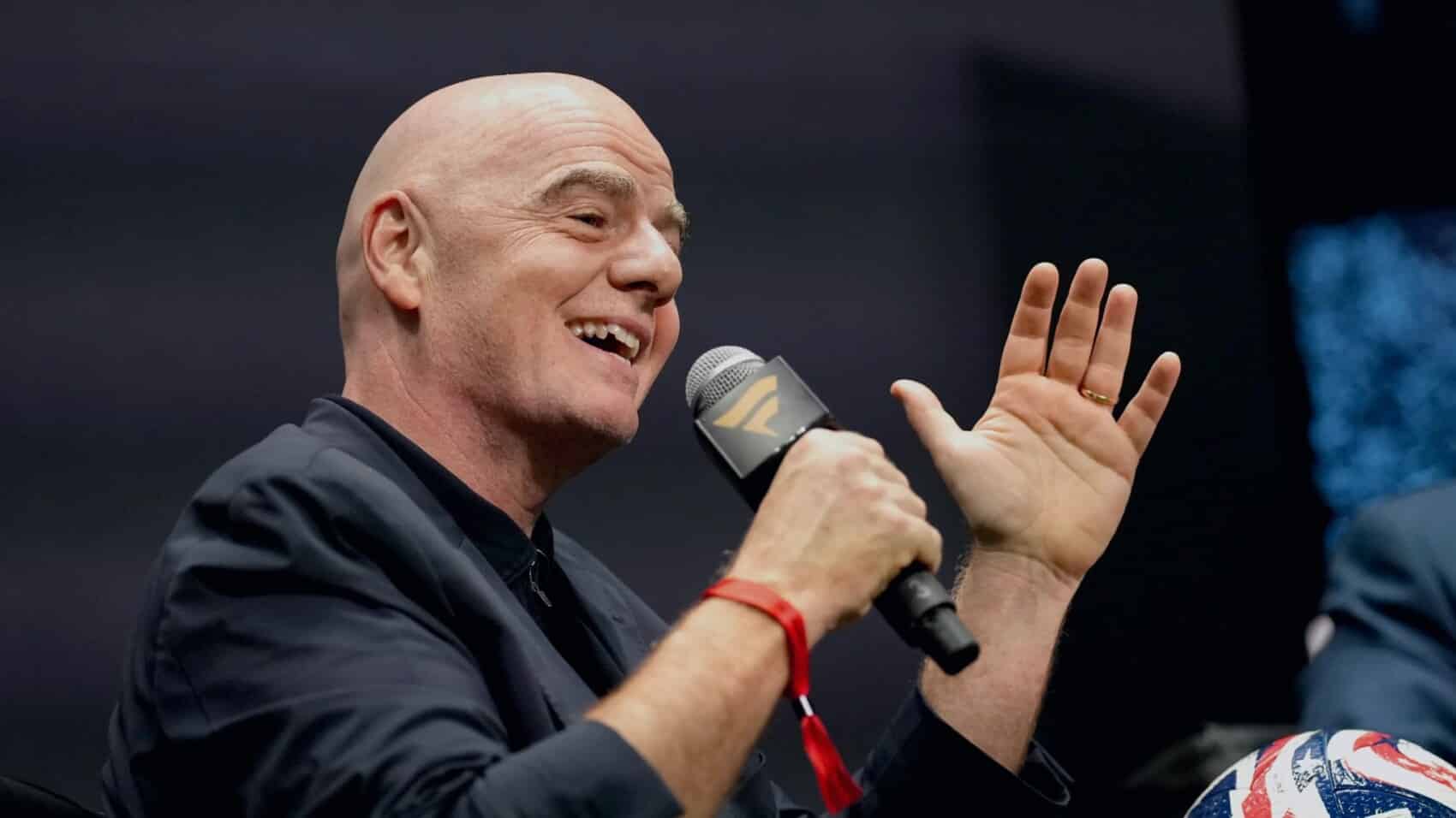 Gianni Infantino, prezes FIFA, wygłasza przemówienie na scenie podczas Fanatics Fest w Nowym Jorku