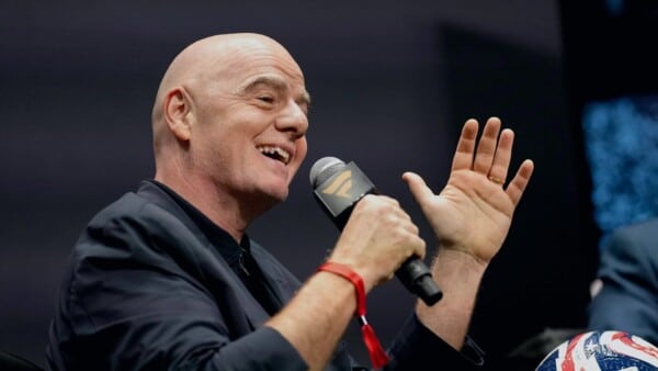 Gianni Infantino, prezes FIFA, wygłasza przemówienie na scenie podczas Fanatics Fest w Nowym Jorku