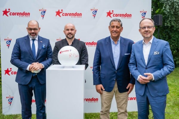 Przedstawiciele Gornika Zabrze i Corendon Airlines pozuja do zdjecia