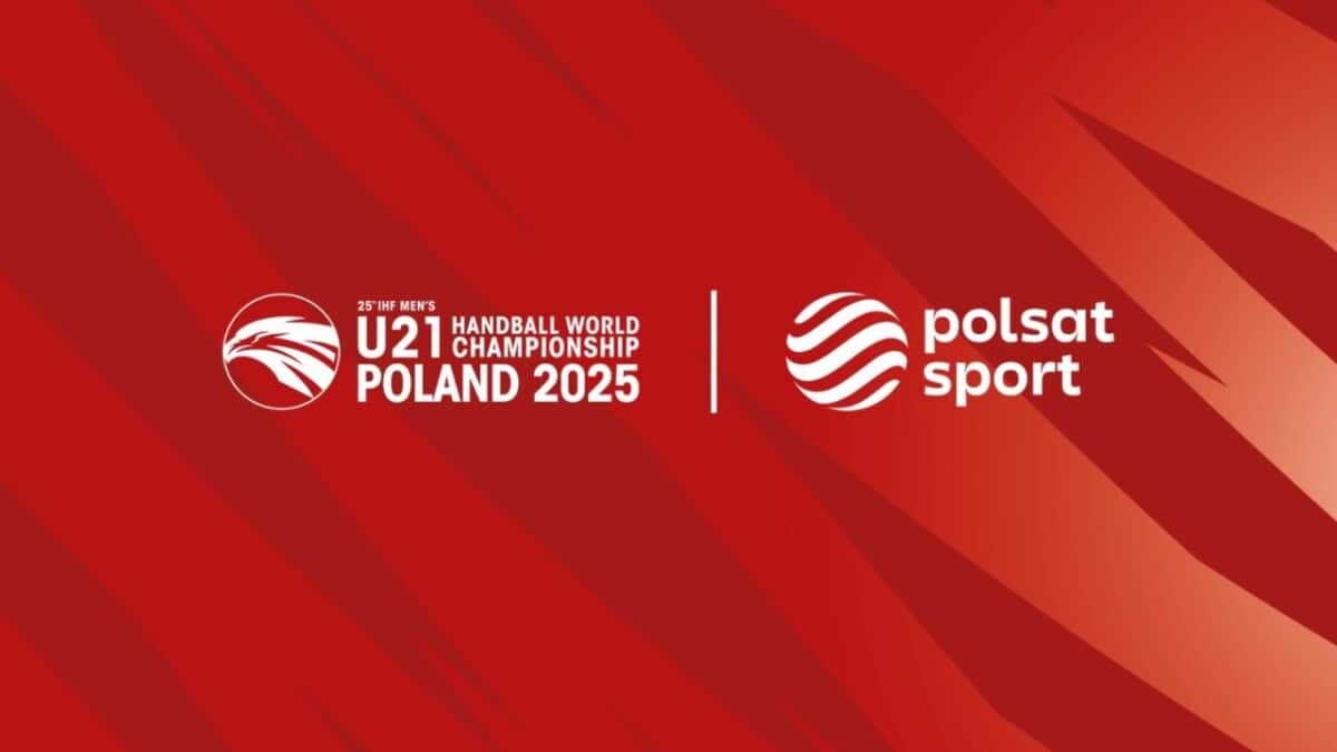 Logo 25. Mistrzostw Świata w Piłce Ręcznej Mężczyzn U21 Polska 2025 oraz logo Polsat Sport na czerwonym tle, zapowiedź transmisji sportowej