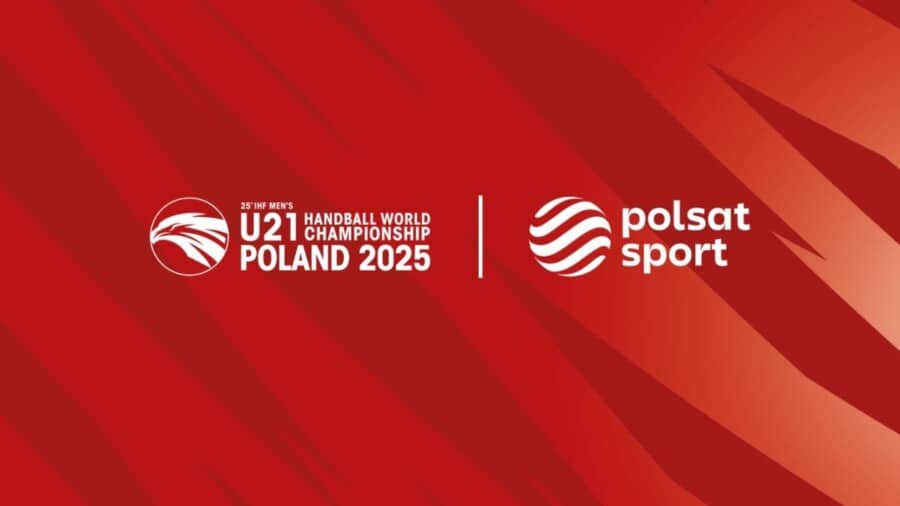 Logo 25. Mistrzostw Świata w Piłce Ręcznej Mężczyzn U21 Polska 2025 oraz logo Polsat Sport na czerwonym tle, zapowiedź transmisji sportowej