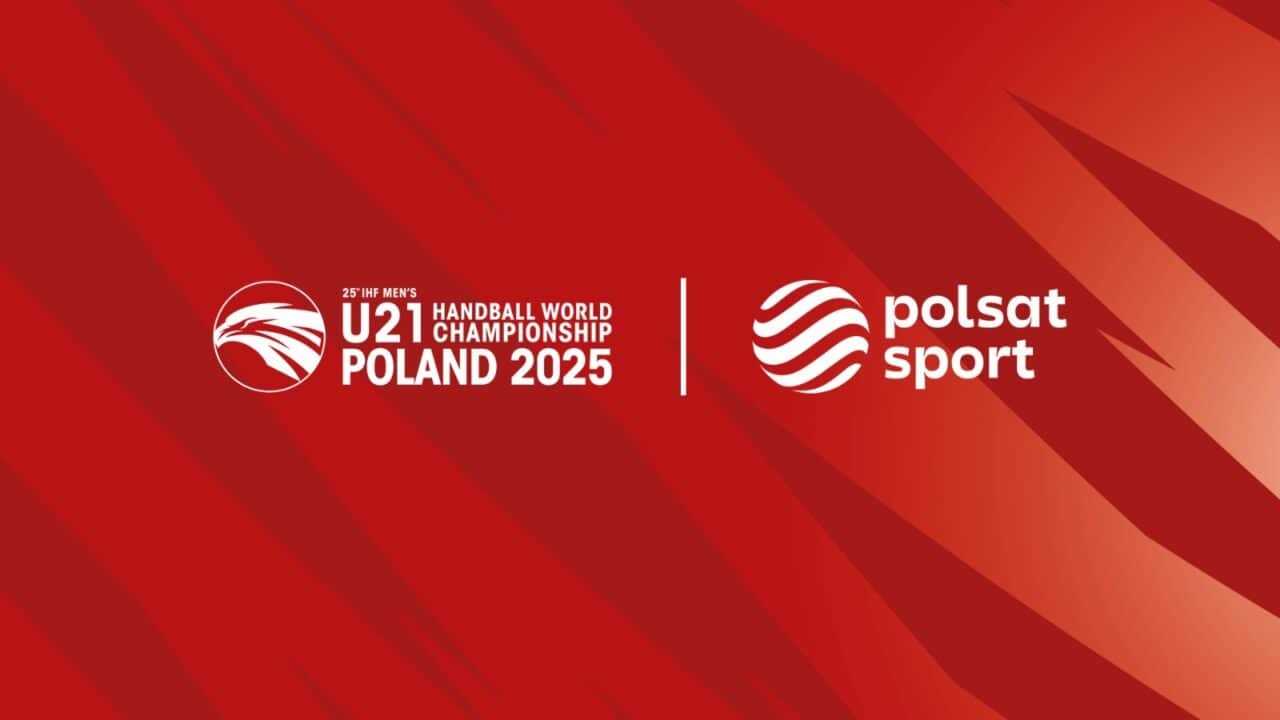 Logo 25. Mistrzostw Świata w Piłce Ręcznej Mężczyzn U21 Polska 2025 oraz logo Polsat Sport na czerwonym tle, zapowiedź transmisji sportowej