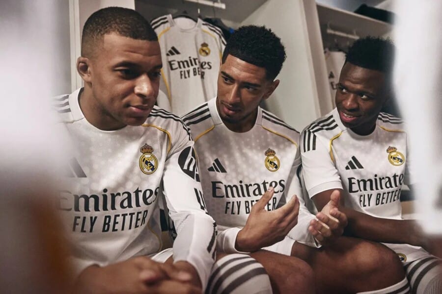 Kylian Mbappe, Jude Bellingham i Vinicius Jr. siedzą w szatni w nowych koszulkach Adidasa dla Realu Madryt