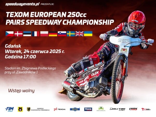 Młody żużlowiec w czerwonym kasku i kombinezonie na motocyklu podczas dynamicznego zakrętu, na tle grafiki promującej Texom European 250cc Pairs Speedway Championship w Gdańsku, 24 czerwca 2025 roku. W górnej części widoczne są flagi dziesięciu państw uczestniczących w zawodach.