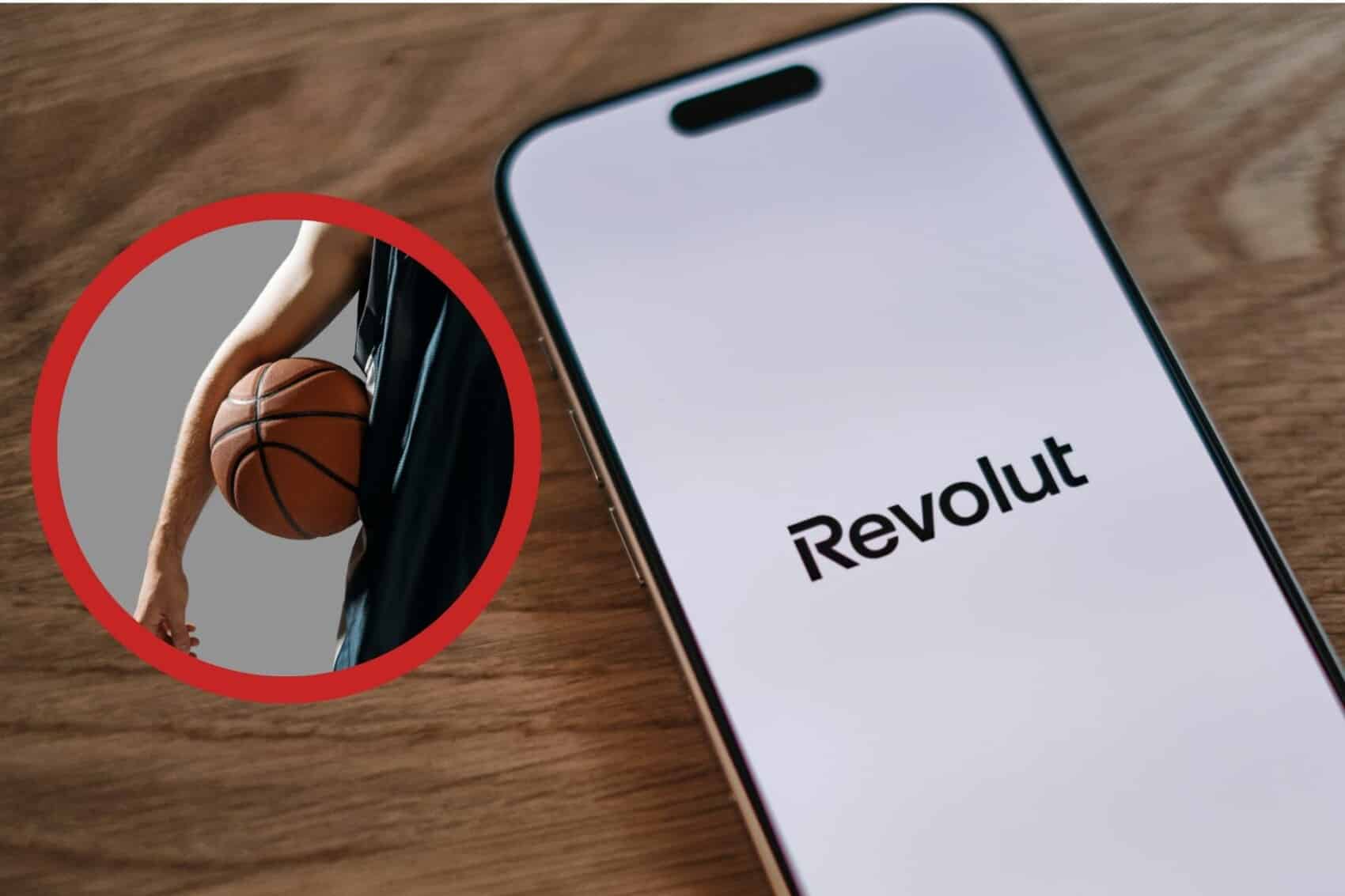 Mężczyzna trzymający piłkę do koszykówki oraz telefon z napisem Revolut na ekranie