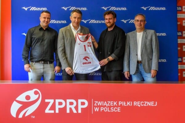 Przedstawiciele ZPRP i Mizuno podczas oficjalnej prezentacji koszulki reprezentacji Polski w piłce ręcznej.