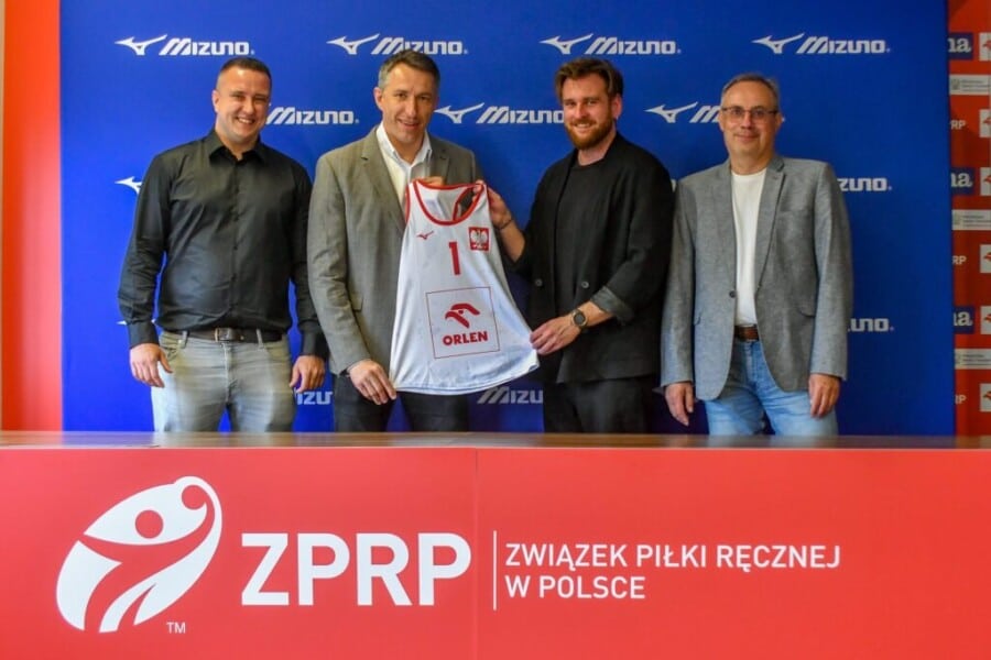 Przedstawiciele ZPRP i Mizuno podczas oficjalnej prezentacji koszulki reprezentacji Polski w piłce ręcznej.