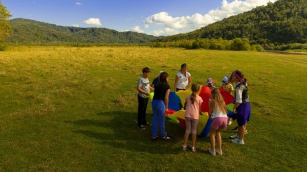 Obóz sportowy dla dzieci w Polsce – aktywna zabawa na świeżym powietrzu w górach.