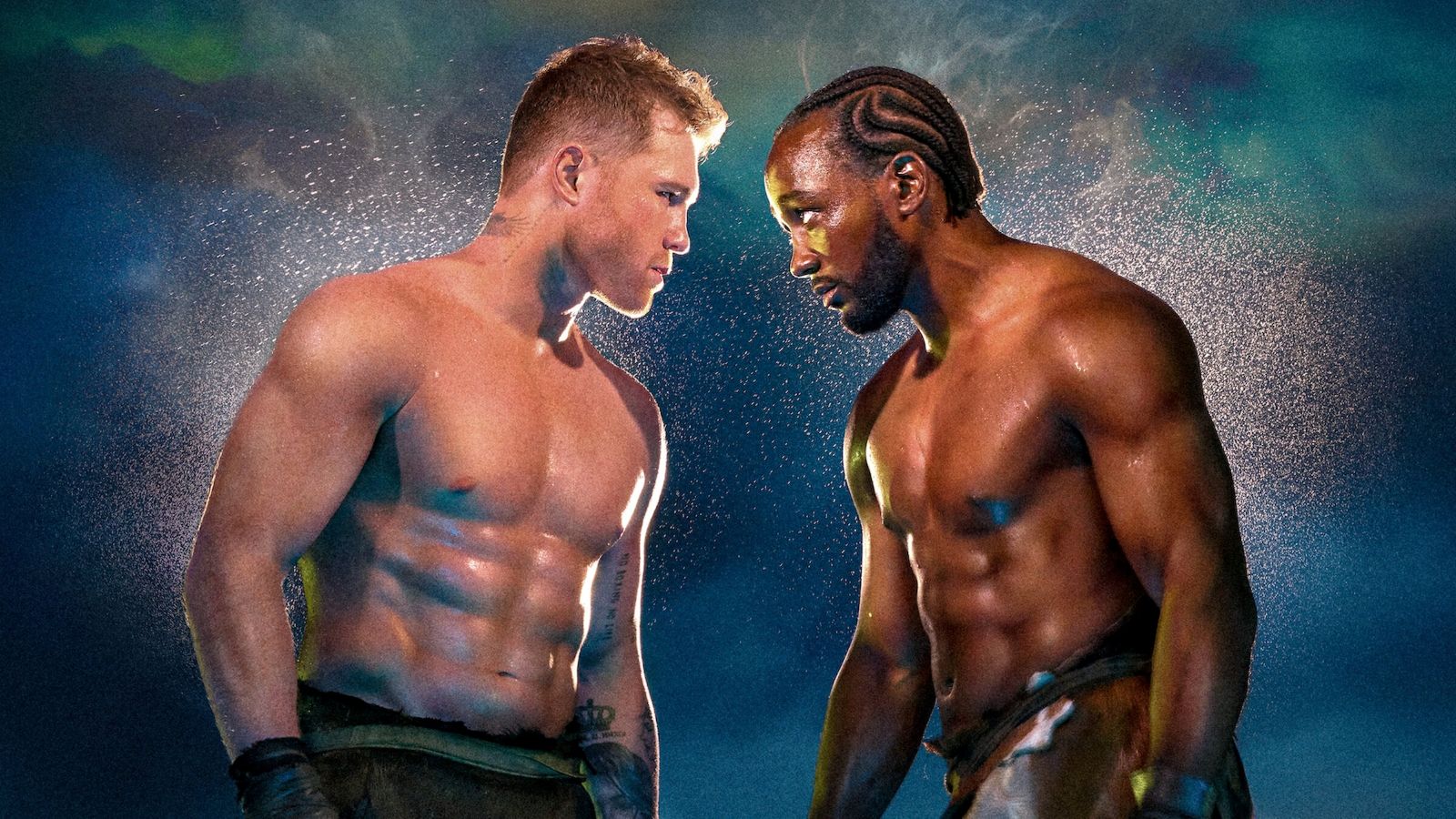 Terence Crawford i Canelo Alvarez stoją na przeciwko siebie w strojach i rękawicach bokserskich