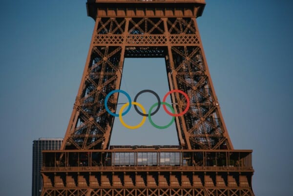 Widok na wieżę Eiffla z zawieszonymi olimpijskimi pierścieniami przed igrzyskami olimpijskimi w Paryżu 2024