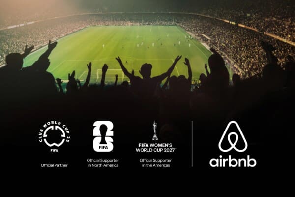 Tłum kibiców na stadionie piłkarskim podczas meczu, logotypy FIFA Club World Cup 2025, FIFA World Cup 2026, FIFA Women’s World Cup 2027 oraz Airbnb jako oficjalnego partnera i sponsora.