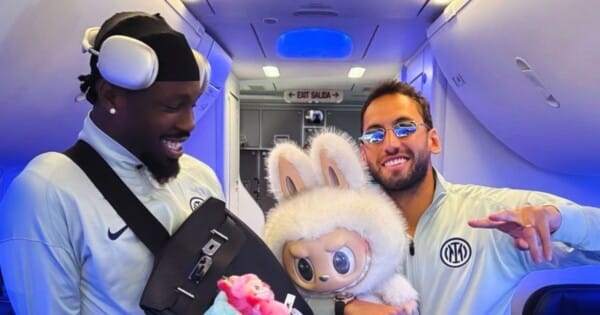 Marcus Thuram i Hakan Calhanoglu, piłkarze Interu Mediolan, pozują w samolocie z pluszową maskotką Labubu podczas podróży na spotkanie piłkarskie