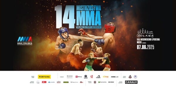 Zawodnicy MMA podczas walki na macie w hali sportowej w Puławach, otoczeni przez sędziów i publiczność.