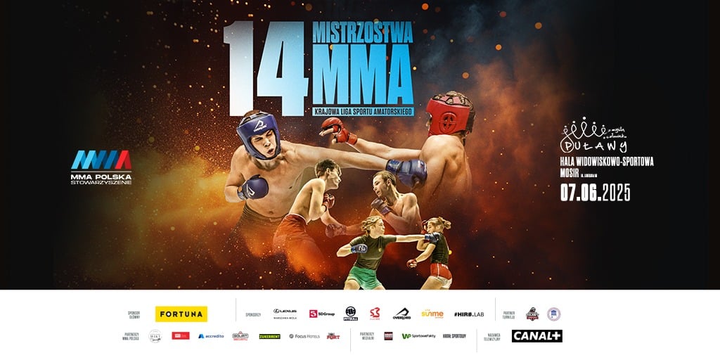 Zawodnicy MMA podczas walki na macie w hali sportowej w Puławach, otoczeni przez sędziów i publiczność.