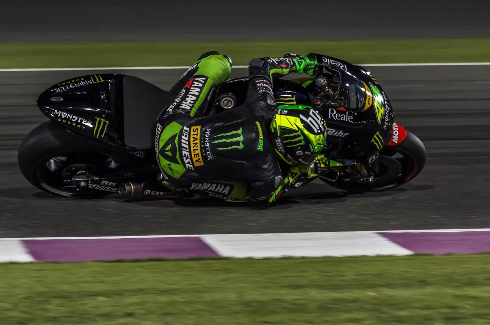 Zawodnik MotoGP na motocyklu Yamaha podczas dynamicznego wyścigu na torze