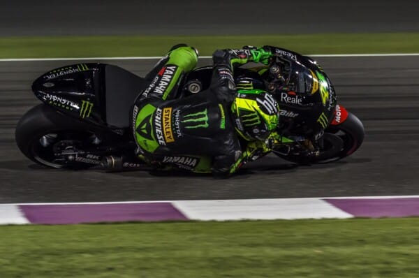 Zawodnik MotoGP na motocyklu Yamaha podczas dynamicznego wyścigu na torze