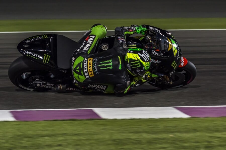 Zawodnik MotoGP na motocyklu Yamaha podczas dynamicznego wyścigu na torze