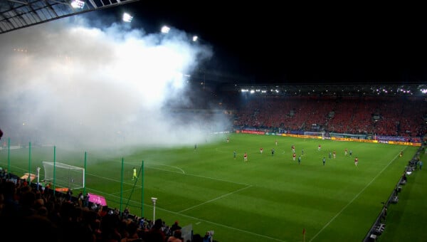 2. Polski stadion piłkarski podczas meczu Ekstraklasy z pełnymi trybunami