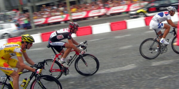 Tour de France 2025: Dynamiczna walka kolarzy na brukach Montmartre podczas finału wyścigu