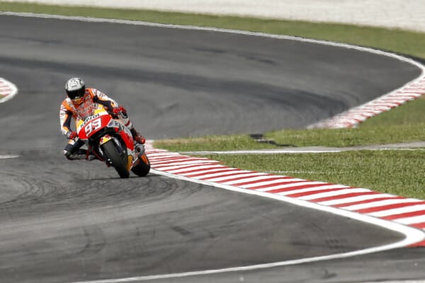Zawodnik Marc Márquez na motocyklu Repsol Honda pokonuje zakręt na torze Sachsenring podczas wyścigu MotoGP