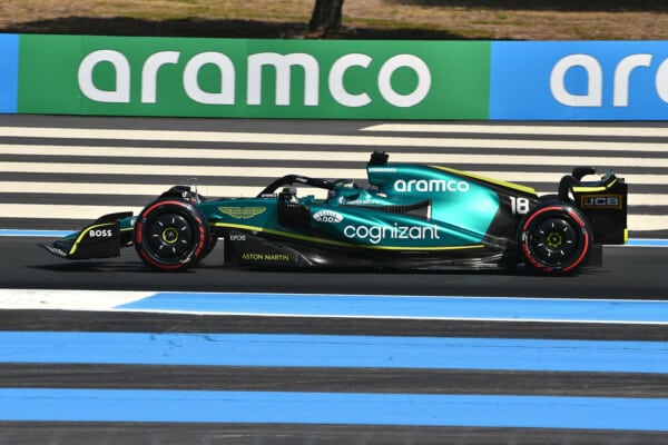 Bolid Aston Martin Aramco Cognizant F1 Team na torze wyścigowym podczas Grand Prix, widok z boku, numer 18.