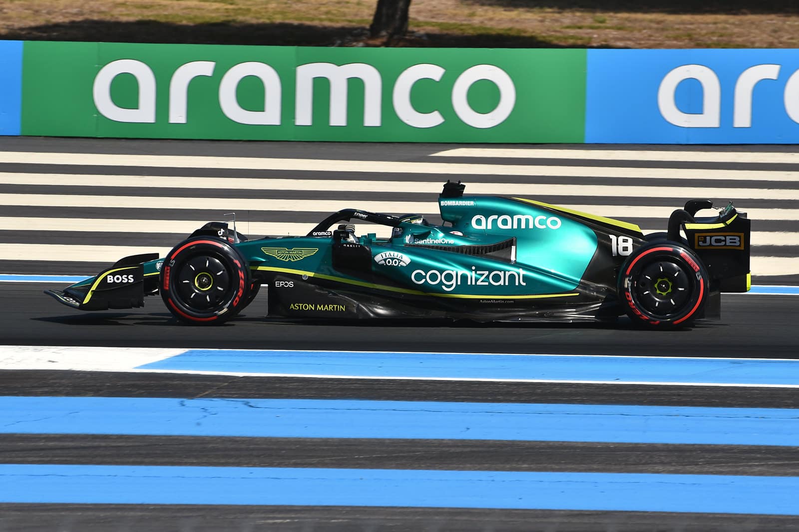 Bolid Aston Martin Aramco Cognizant F1 Team na torze wyścigowym podczas Grand Prix, widok z boku, numer 18.