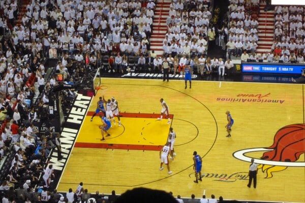 Koszykarze Miami Heat i Oklahoma City Thunder podczas meczu NBA w American Airlines Arena, widok z trybun.