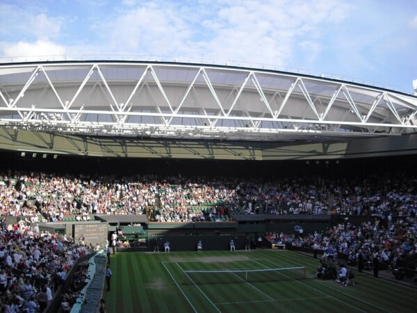 Widok na kort Wimbledon oraz kibiców siedzących na trybunach