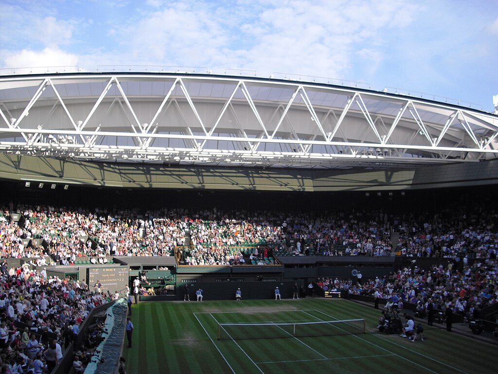 Widok na kort Wimbledon oraz kibiców siedzących na trybunach