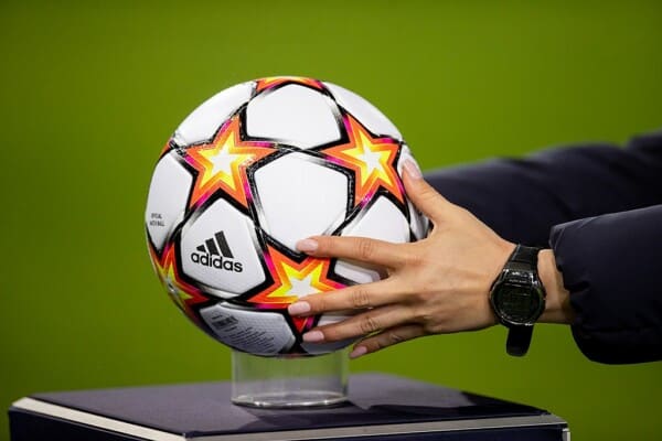 Piłka Ligi Mistrzów UEFA 2021/22 – oficjalna futbolówka Adidas na stadionie
