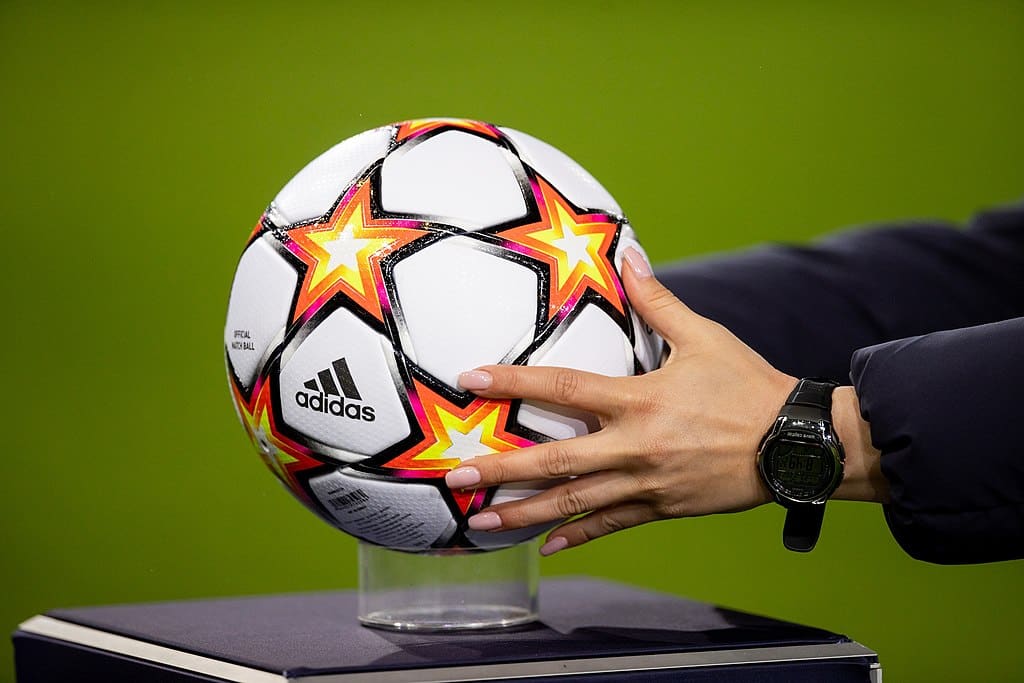 Piłka Ligi Mistrzów UEFA 2021/22 – oficjalna futbolówka Adidas na stadionie