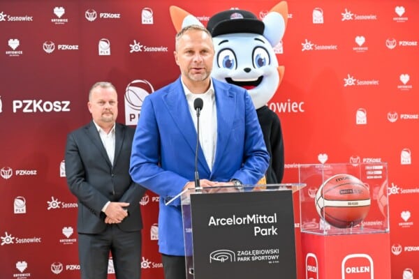 Prezentacja umowy Pekao S.A. Puchar Polski w koszykówce w Arenie Sosnowiec, przemówienie prezesa Polskiej Ligi Koszykówki na tle logotypów sponsorów i maskotki turnieju.