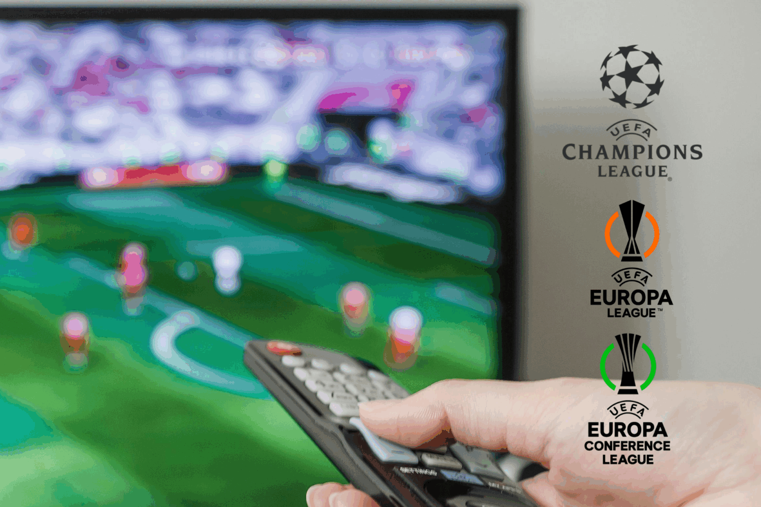 Mężczyzna ogląda mecz sportowy na telewizorze z pilotem w dłoni