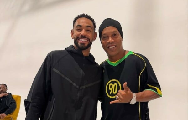 Ronaldinho i Matheus Cunha pozują do zdjęcia w czarnych ubraniach