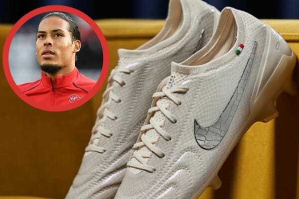 Buty piłkarskie Nike w jasnym kolorze z detalem w postaci włoskiej flagi oraz dużym szarym logo Swoosh, ustawione na żółtej sofie.
