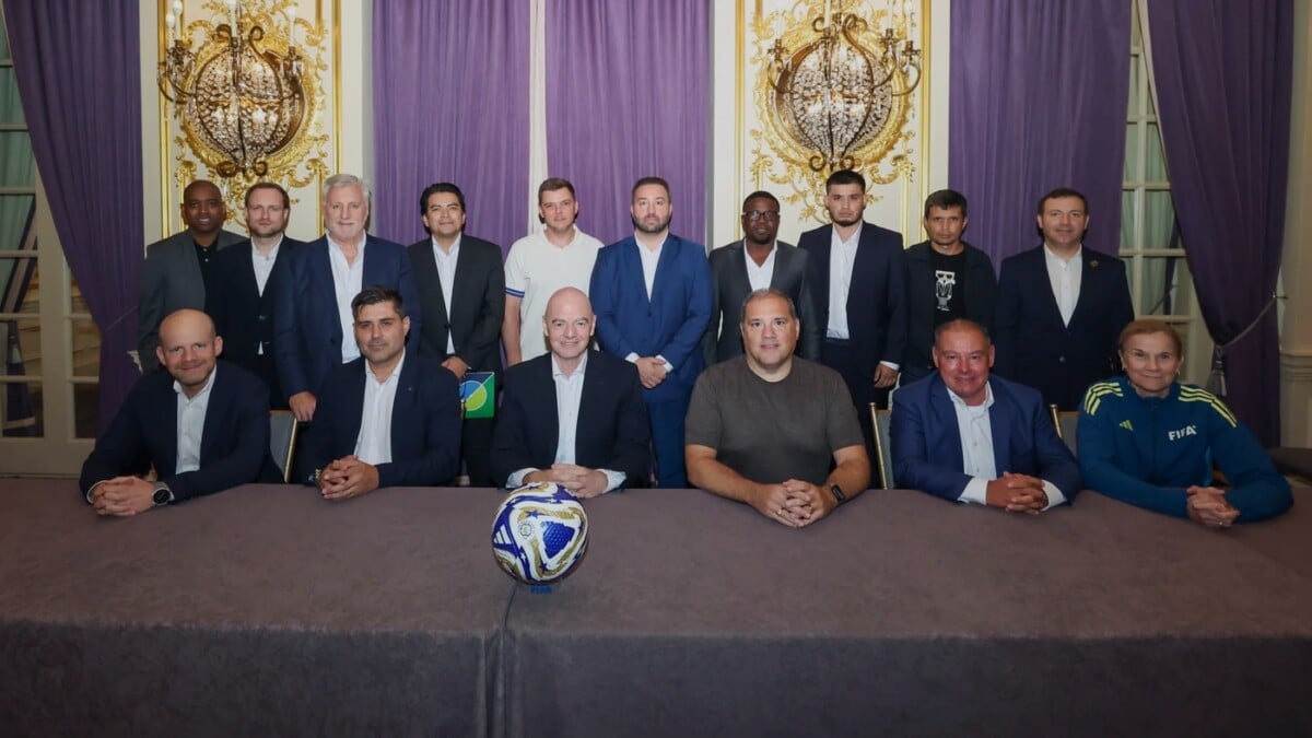 Prezydent FIFA Gianni Infantino na spotkaniu z przedstawicielami związków zawodowych piłkarzy w Nowym Jorku podczas ustalania nowych zasad odpoczynku 72 godziny między meczami