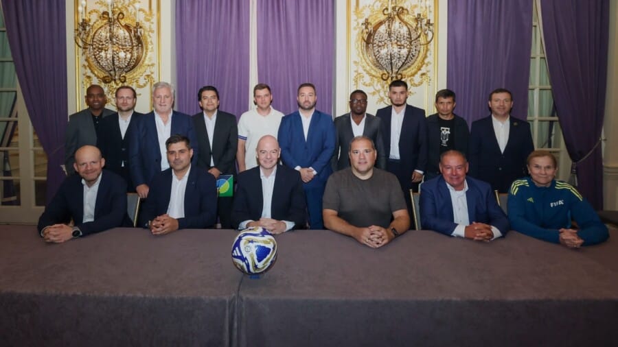 Prezydent FIFA Gianni Infantino na spotkaniu z przedstawicielami związków zawodowych piłkarzy w Nowym Jorku podczas ustalania nowych zasad odpoczynku 72 godziny między meczami