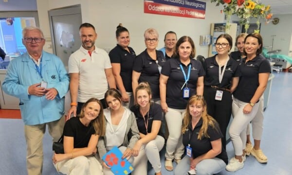 Zespół pracowników Kliniki Rehabilitacji CZD wraz z przedstawicielami 4F i Fundacji 4F Pomaga po wręczeniu upominków dla pacjentów i personelu, we wnętrzu szpitala.