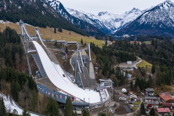 Panorama skoczni narciarskiej w Oberstdorfie w Alpach, zimowa arena Pucharu Świata w skokach narciarskich