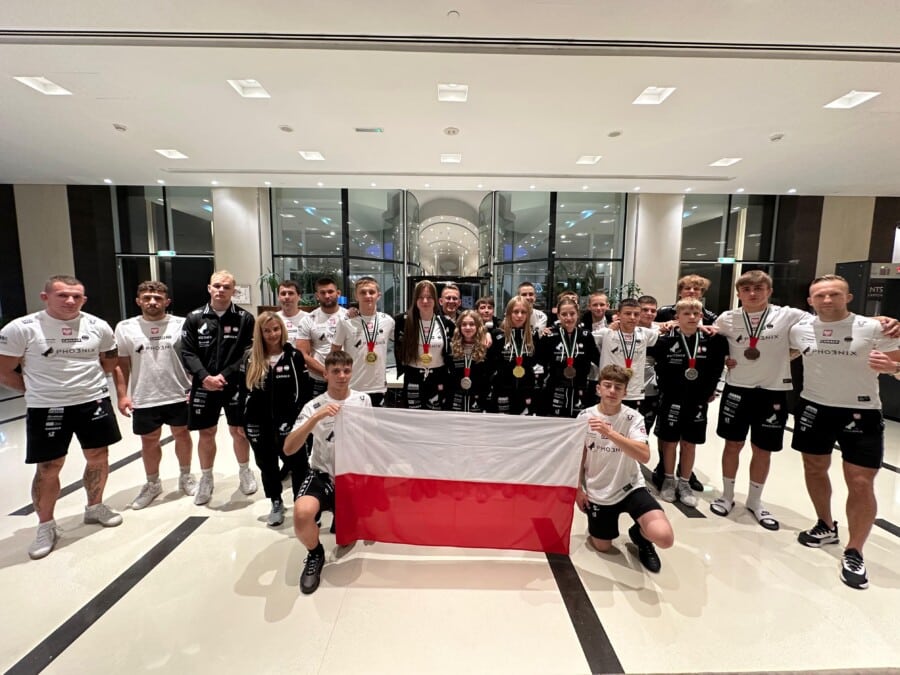 Reprezentacja Polski w MMA młodzieży z medalami i flagą Polski podczas Mistrzostw Świata IMMAF 2025 w Zjednoczonych Emiratach Arabskich